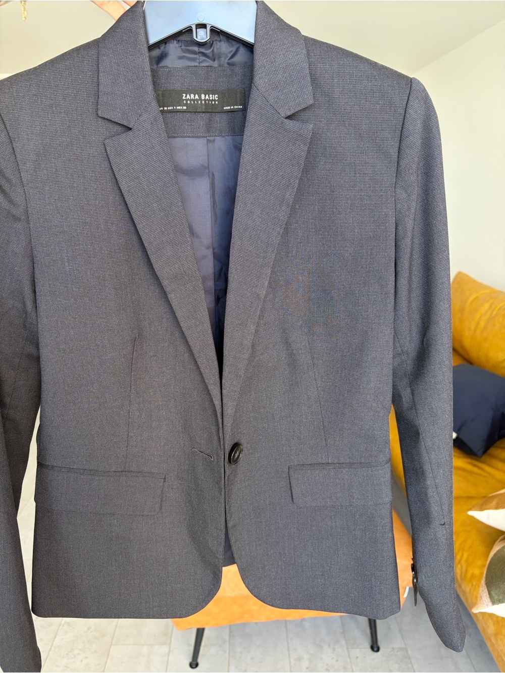 Zara Women’s Navy Blue Two-Piece Suit Blazer (size 4) and Pants (size 2)